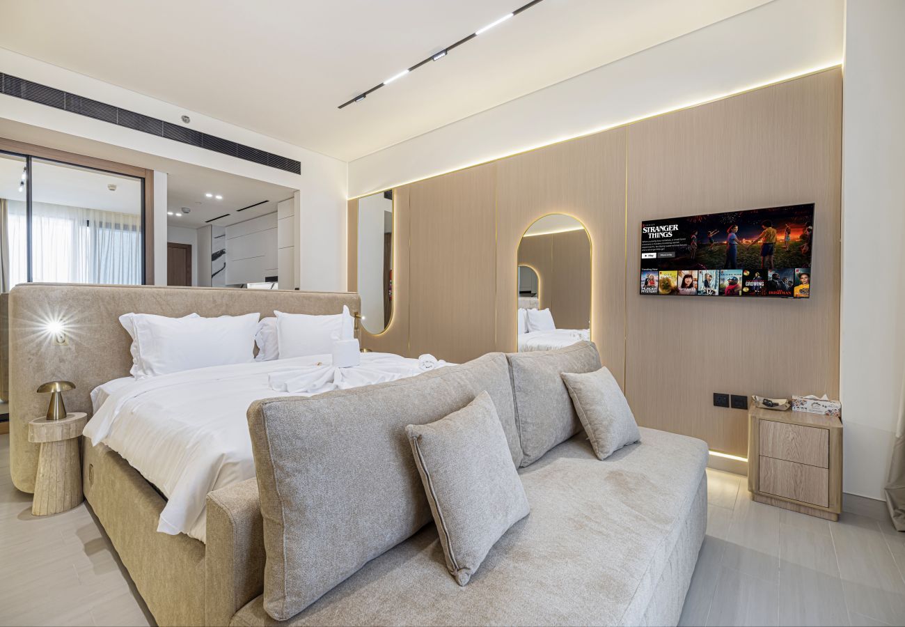 Studio in Dubai - PNB Living | Luxury Canal View Studio | Private Jacuzzi 